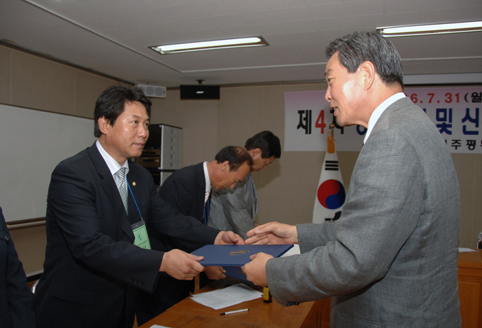 민주평통 위원 위촉장 전달