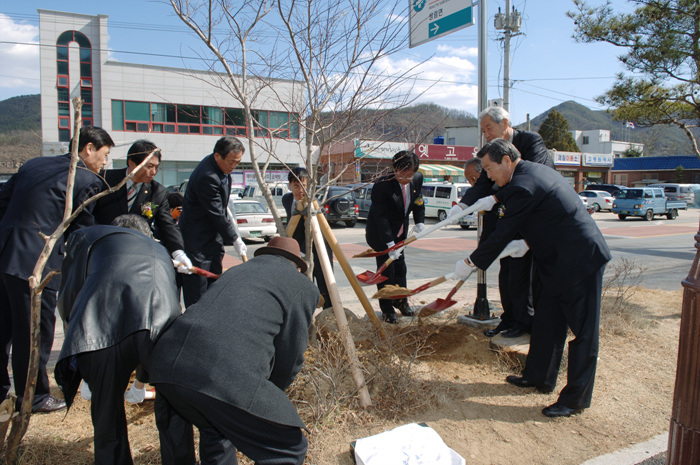 쌍림 보건지소 준공식 참석(기념 식수)