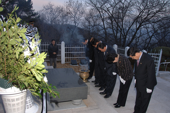 충혼탑 참배