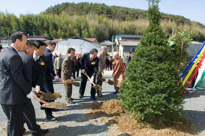 신안리 마을회관 준공식 - 기념수 식재