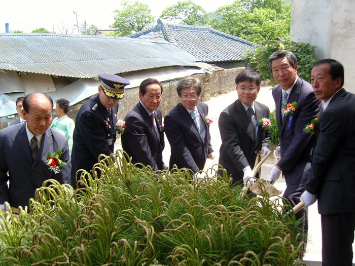 신리 마을회관 준공 및 범죄없는 마을 현판식 참석