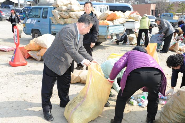 군새마을회 재활용품 모으기행사 참여