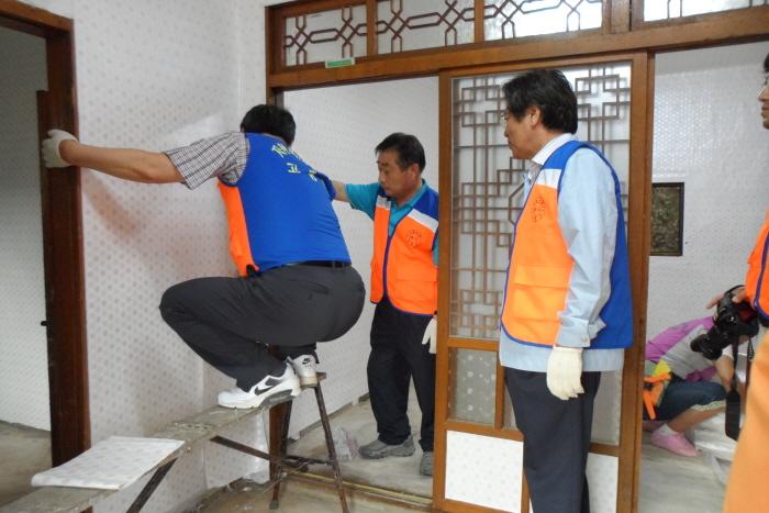 수해가구 도배 일손돕기 자원봉사 실시